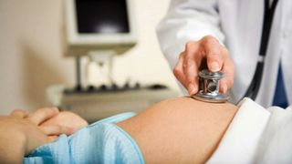 Scandal la materintatea din Botosani. O tanara insarcinata in 9 luni, acuzata ca a batut o asistenta si un agent de paza