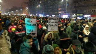 Protestele continua. 170.000 de romani au iesit pentru a cincea zi consecutiv in strada. Oamenii nu pleaca, desi premierul a anuntat abrogarea Ordonantei. Urmeaza cel mai mare protest din istorie