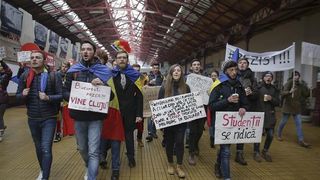 Studentii clujeni au ajuns in Bucuresti pentru a protesta. Tinerii au calatorit gratis cu CFR, dupa ce Guvernul a dat o ordonanta in acest sens