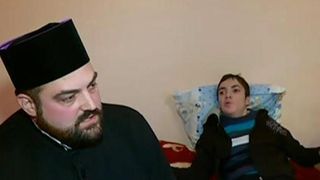 Drama lui Madalin, baiatul de 15 ani care merge in maini din cauza unei boli necrutatoare. Gestul emotionant facut de un preot pentru el
