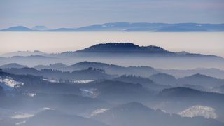 Cincisprezece judete sub cod galben de ceata. In unele zone va fi si polei