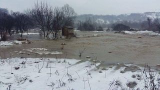 Zeci de gospodarii din Mures au fost inundate in ultimele 24 de ore