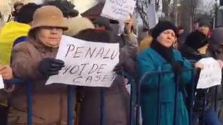 Protest pro-Guvern la Palatul Cotroceni. Aproximativ 2.000 de persoane au cerut demisia presedintelui Klaus Iohannis