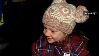 Clipe de exceptie in Piata Victoriei. Oamenii au facut lumina, desi alesii au "muncit" pe intuneric. Atmosfera de senzatie in toata tara