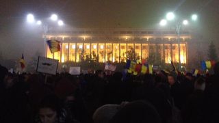 Jurnalistii straini, impresionati de protestele din Romania: "Arata ca o sarbatoare, cu multi tineri si oraseni foarte educati"