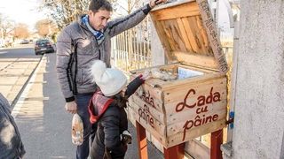 Preotii dintr-un cartier sarac al Constantei au infiintat Lada cu Paine. O cutie din care oamenii saraci sa se serveasca ori de cate ori au nevoie