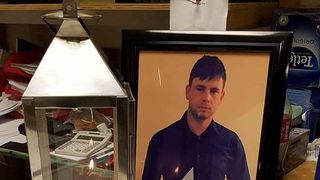 La locul de munca al tanarului a fost aprinsa o candela