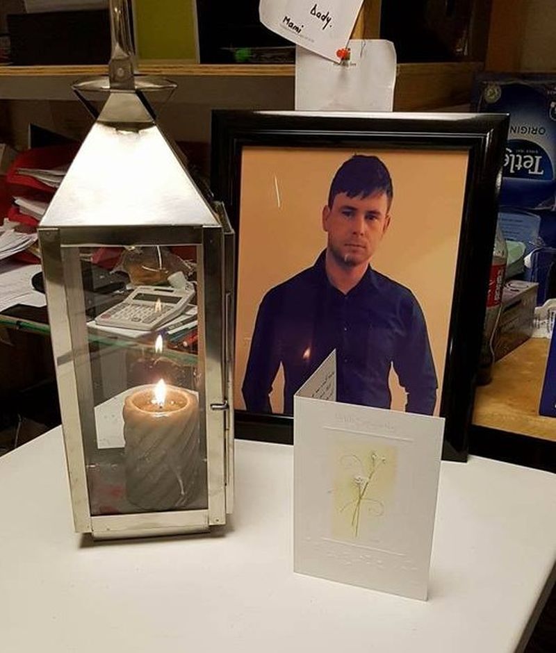 La locul de munca al tanarului a fost aprinsa o candela