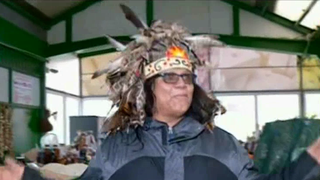 Un sef de trib indian a facut furori intr-o piata din Constanta. Ce cauta cel care conduce clanul lupilor din Canada in Bucuresti