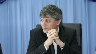 Senatorul PSD care a aratat degetul mijlociu in timpul discursului lui Iohannis este putred de bogat! Brailoiu are 5 case, ceasuri si bijuterii de 380000 de euro, dar si un cont de 900000 de euro