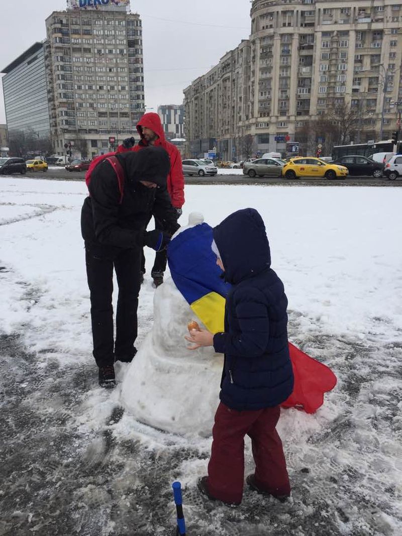 Andrei Rosu si copiii au facut un om de zapada in Piata Victoriei
