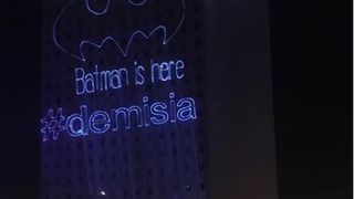 Cel care a facut proiectii cu laser pe cladiri la Piata Victoriei, citat de politie la sectie. Risca sa fie amendat pentru gestul sau