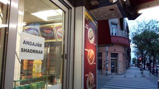 Un patron de shaormerie din Cluj a angajat cinci sirieni la fast-food-urile sale