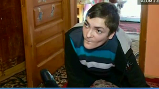 Ajutor pentru tanarul din Constanta care are tetra-pareza. A inceput sa planga cand a vazut cati oameni i-au sarit in ajutor