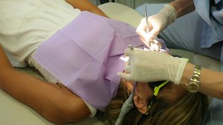 Medic stomatolog, din Arges, acuzat de abuz