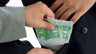 O sefa de firma din Slatina le-a cerut angajatilor 4.400 de euro ca sa nu ii concedieze