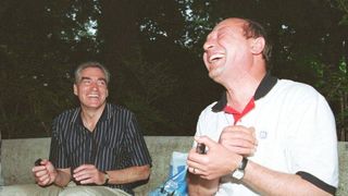 Traian Basescu si Adrian Nastase i-au spart usa apartamentului lui Nicolae Vacaroiu! Nu e un banc, chiar s-a intamplat! Toti trei erau vecini, iar "Nea Nicu" a plecat din Bucuresti si a uitat sa inchida apa