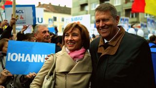 Sotii Iohannis, anchetati pentru marturie mincinoasa si fals in inscrisuri si uz de fals? Ce rezolutie a pus procurorul Ioan Muresan, pe rechizitoriul din 2003, legat de casele actualului presedinte! Documente