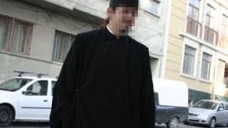 Preotul din Cernavoda devenit celebru dupa ce a fost filmat in pat cu o femeie si-a ispasit suspendarea si s-a intors in parohie! Florin Ciutoiu a fost cercetat doi ani de arhiepiscopie