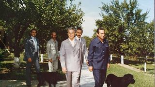 Nicolae Ceausescu facuse o obsesie pentru labradorul primit cadou in Anglia! Botezat Corbu, cainele era tratat numai cu biscuiti englezesti adusi cu posta diplomatica