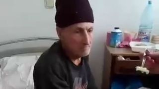 Este tinut de 5 zile in spitalul Judetean din Ploiesti cu picioarele asa: "Nu a venit nimeni la el"