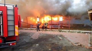 Un tren plin cu calatori a luat foc in gara Sanpetru din Timis. Pompierii au intervenit de urgenta