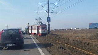 Un tramvai din Arad a deraiat la marginea orasului. O parte din garnitura a ajuns pe DN 7