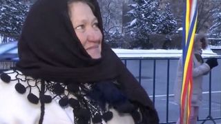 "Doamna cu naframa in bat" de la protestul din Piata Victoriei, la protestul de la Cotroceni: "Am venit pentru un strop de pace"