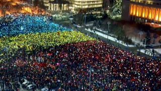 Numarul manifestantilor din Piata Victoriei a ajuns la 20.000. "Tricolorul uman" a fost realizat
