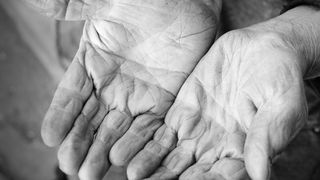 Batrana de 90 de ani fara mancare si lemne, dupa ce fiul i-a luat pensia