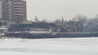 Clubul Bamboo se poate prabusi in orice moment. Specialistii nu le permit anchetatorilor sa caute probe in cenusa din local