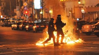 Politia ii cauta pe huliganii din Piata Victoriei care s-au batut cu jandarmii in a doua zi de proteste. Sunt identificati dupa filmarile de la fata locului