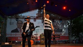 Trupa Voltaj este acum de partea protestatarilor, dar in trecut a cantat de multe ori pentru PSD