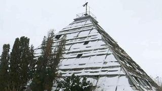 Misterul piramidei din Arges. De ce a construit Nicolae Ceausescu o piramida imensa din sticla si metal?