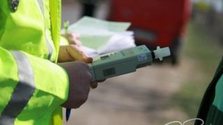 Sotia unui membru PSD, prinsa beata la volan. Cei trei copii ai cuplului se aflau in masina