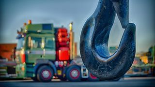 Trafic ingreunat pe DN7, Valea Oltului, dupa ce un utilaj a cazut de pe o platforma si blocheaza doua benzi de drum