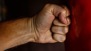 Barbat arestat pentru ca si-a abuzat si batut de mai multe ori fiica de 15 ani. Fata si sora sa mai mica au fost preluate de DGASPC Valcea