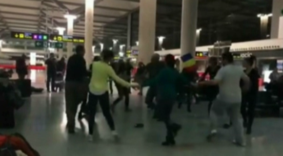 Mai multi romani au atras toate privirile pe un aeroport din Spania cand au incins o hora! Motivul distractiei este incredibil