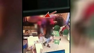 Imagini revoltatoare, intr-un fast-food din Buhusi. Un barbat, tata a 3 copii, i-a dat foc sotiei sale in public, sub privirile socate ale soacrei si ale copiilor