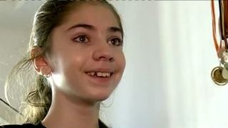 O lectie de curaj, demnitate  si un suflet pur. Ea este Alexuta si cand creste vrea sa se faca "om". Fetita e atleta si aduna fonduri pentru cauze umanitare la doar 13 ani