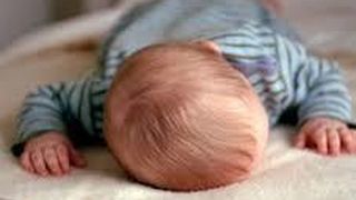 Bebelusul care a murit inecat, in timp ce parintii petreceau la botezul sau, inmormantat din cheta politistilor