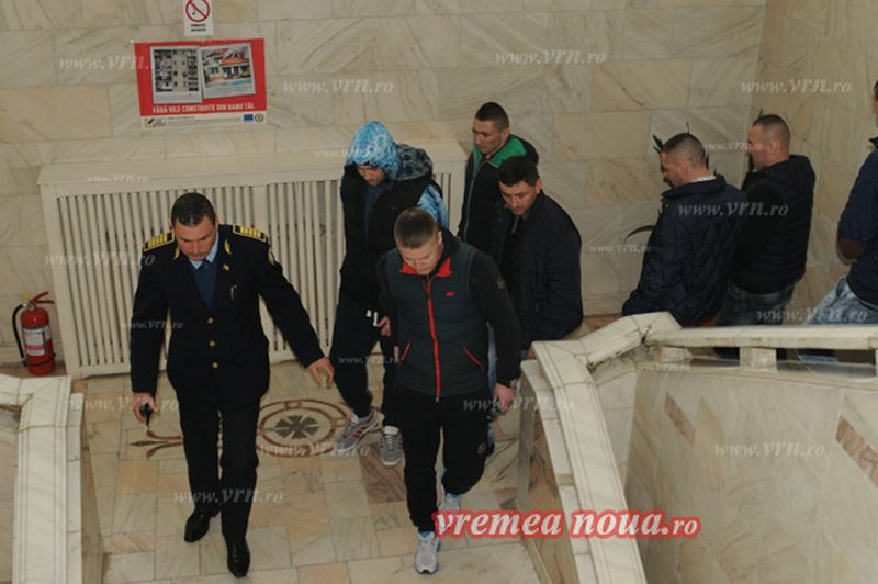 Cei sapte violatori au fost adusi de la inchisoare la Judecatoria Vaslui (foto: Vremea Noua)