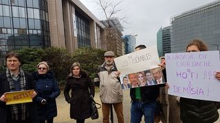 Un grup de romani a protestat la Bruxelles in timpul vizitei premierului Grindeanu la institutii europene. "DNA, sa vina sa va ia!"