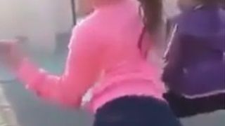 Imaginile care au revoltat internetul. Au mai putin de 8 ani ani, dar danseaza ca animatoarele din cluburile de fite. Doua fetite au facut "spectacol" in fata portii, pe o manea