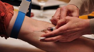 O femeie din Galati a murit dupa ce asistenta medicala i-a facut o injectie fara prescriptie. Asistenta este judecata pentru ucidere din culpa