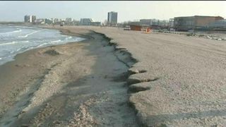 Au dat milioane de euro pentru reabilitarea plajelor, dar acum arata jalnic - Sezonul estival va incepe cu probleme la malul Marii Negre