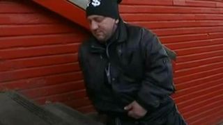 Ce umilinte indura la metrou oamenii cu dizabilitati. Cei fara nicio problema le iau locurile in lifturi si ii fac sa se simta neputinciosi