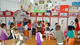 Inca un caz de violenta extrema a iesit la iveala la o gradinita din Bucuresti. Copiii sunt jigniti in fel si chip de educatoare: "Dar-ar dracii sa dea de nu te strang de gat!"