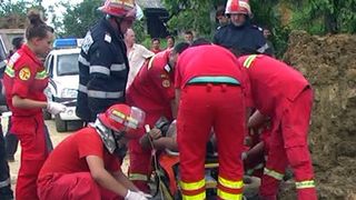 Un tanar din judetul Arges a murit decapitat dupa ce hainele de pe el s-au prins intr-un utilaj. Dosar penal pentru moarte suspecta