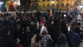 Cateva zeci de oameni in Piata Victoriei, in a nouasprezecea zi de proteste. Alte cateva zeci, la Palatul Cotroceni